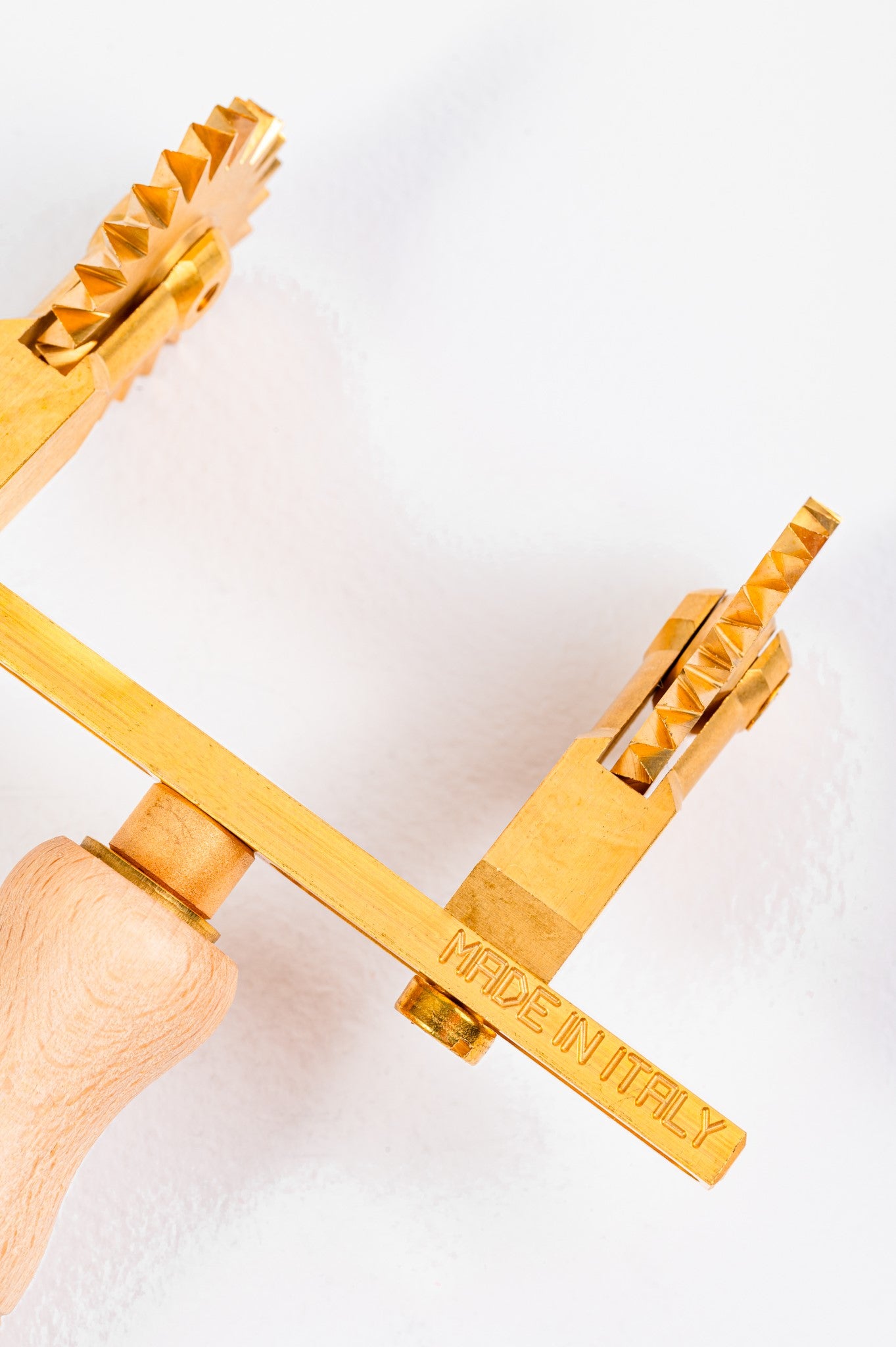 adiustable pasta and ravioli cutter fluted wheel