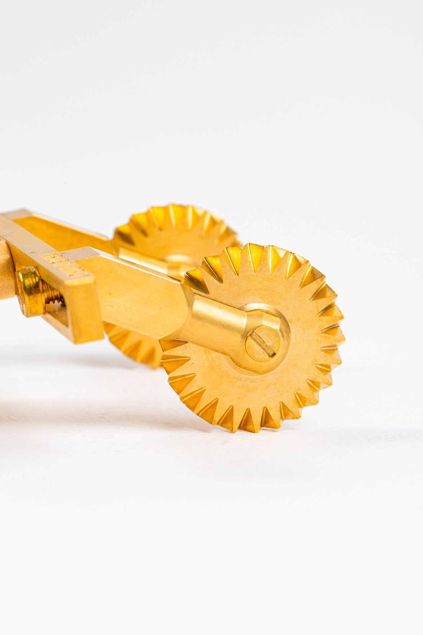 adiustable pasta and ravioli cutter fluted wheel