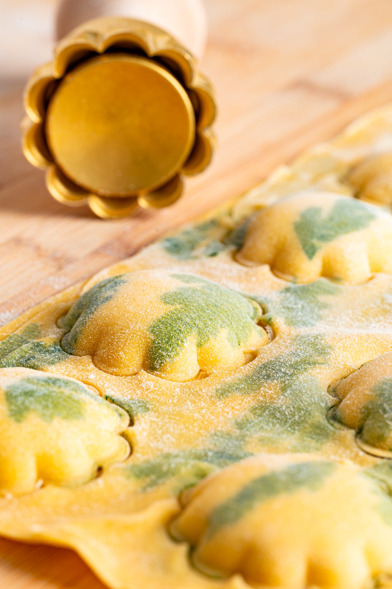 Professional Ravioli & Tortelli Round Flower Stamp in Brass and Natural wood.