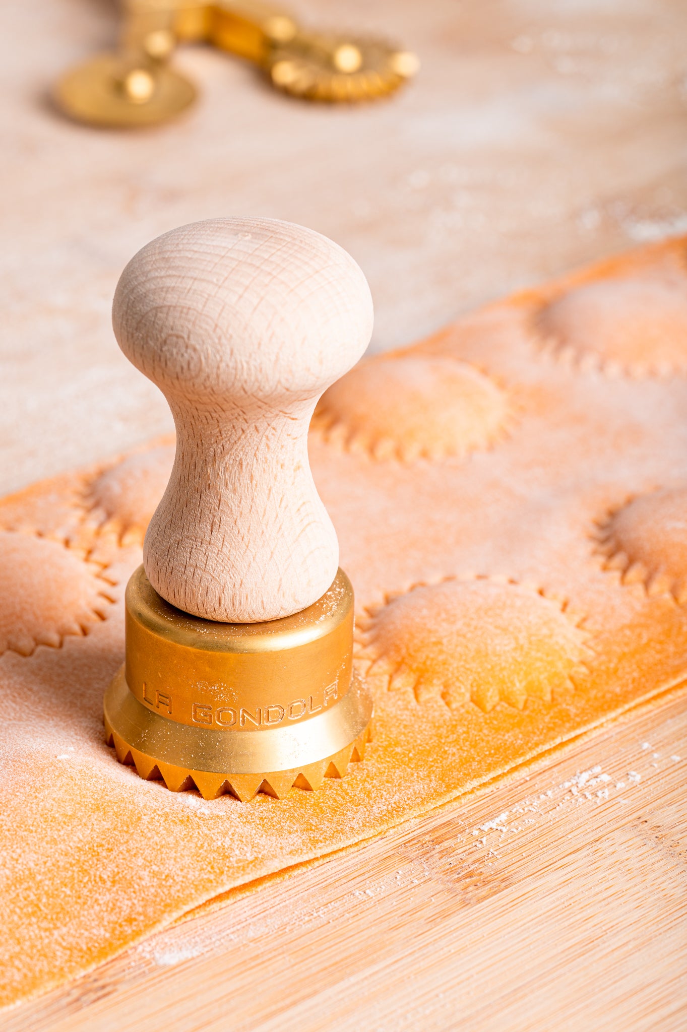 Professional Ravioli & Tortelli Festooned Round Stamp in Brass and Natural wood