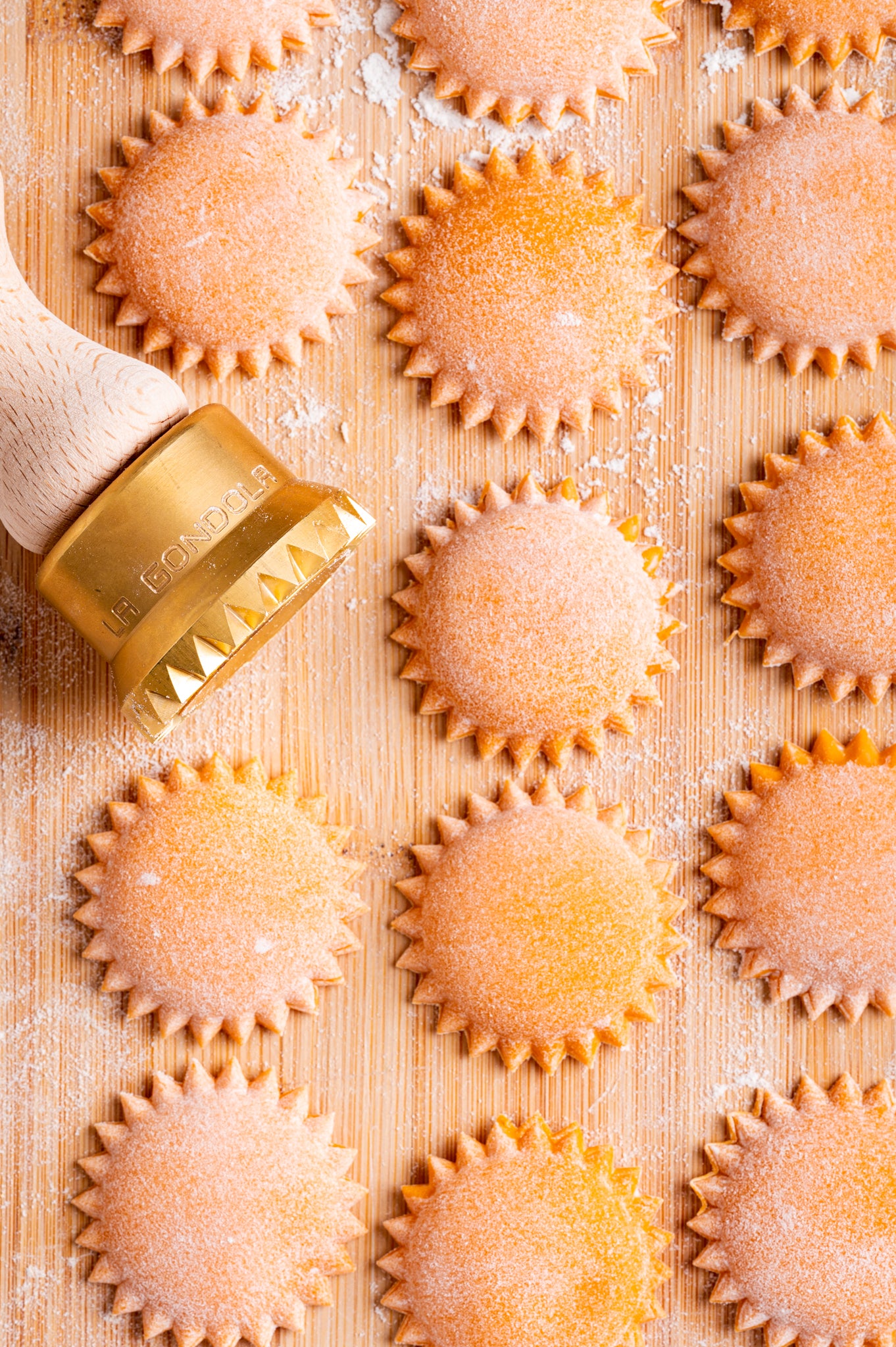 Professional Ravioli & Tortelli Festooned Round Stamp in Brass and Natural wood