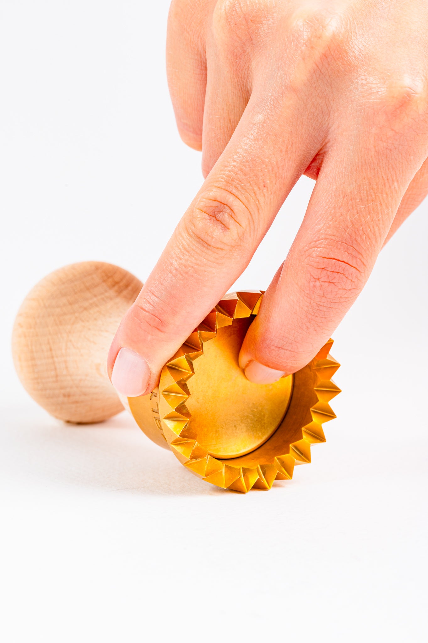Professional Ravioli & Tortelli Festooned Round Stamp in Brass and Natural wood