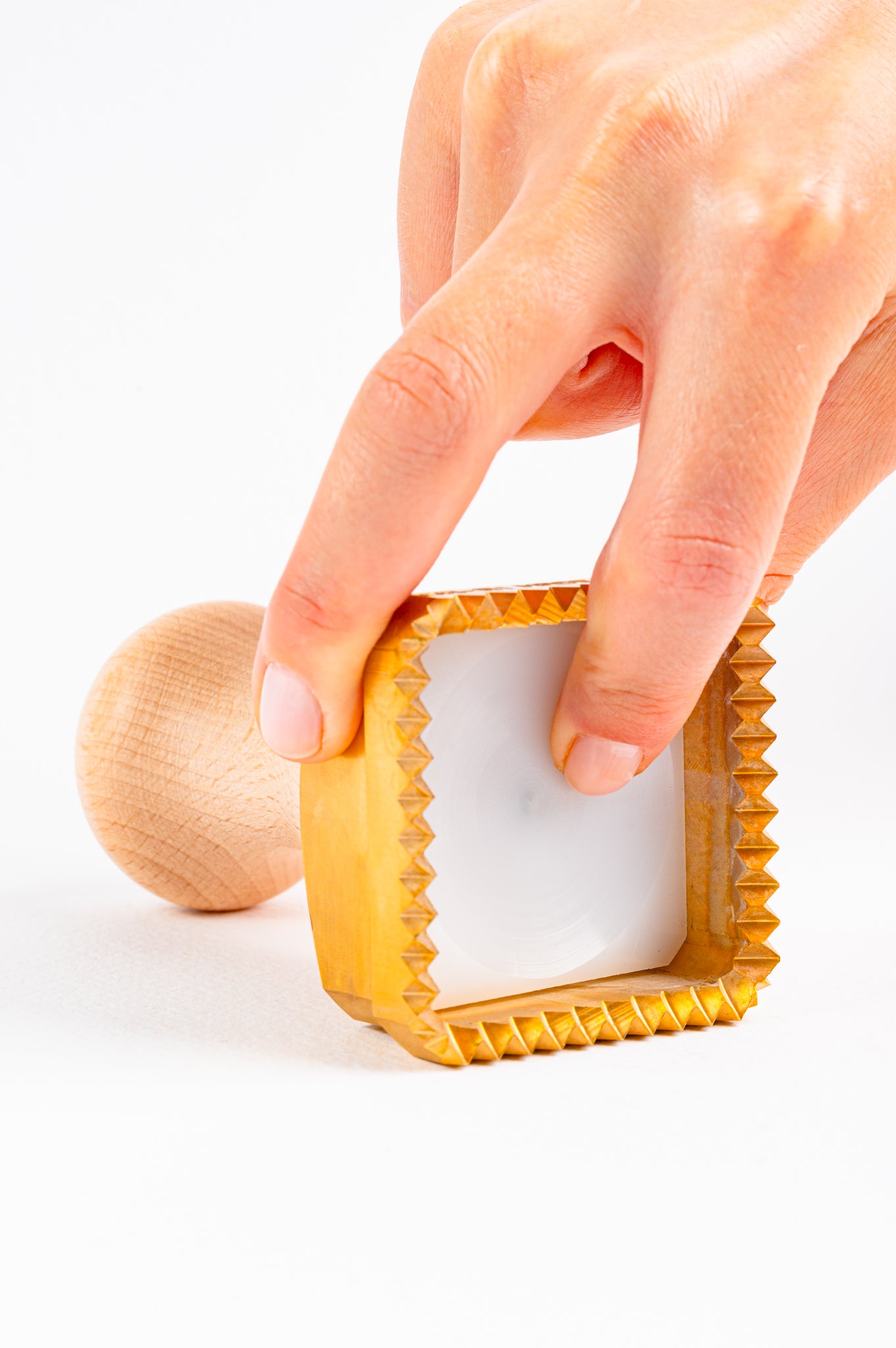 Professioneller Ravioli- und Pastastempel QUADRATISCH (60x60) aus Messing und Naturholz - NINA