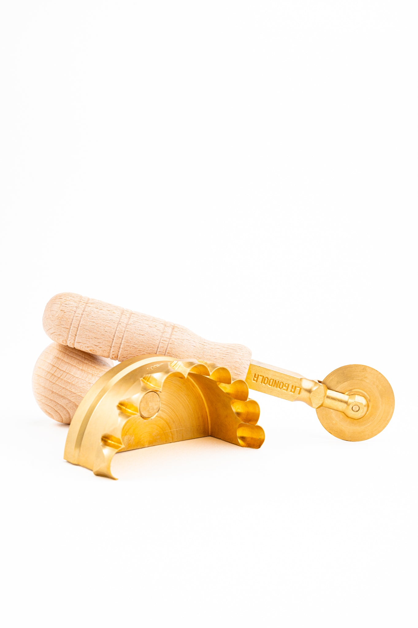 Paquete Profesional La Gondola: Sello Mezzaluna y Rueda Cortadora de Pasta Lisa en Latón y Madera Natural - NILLA