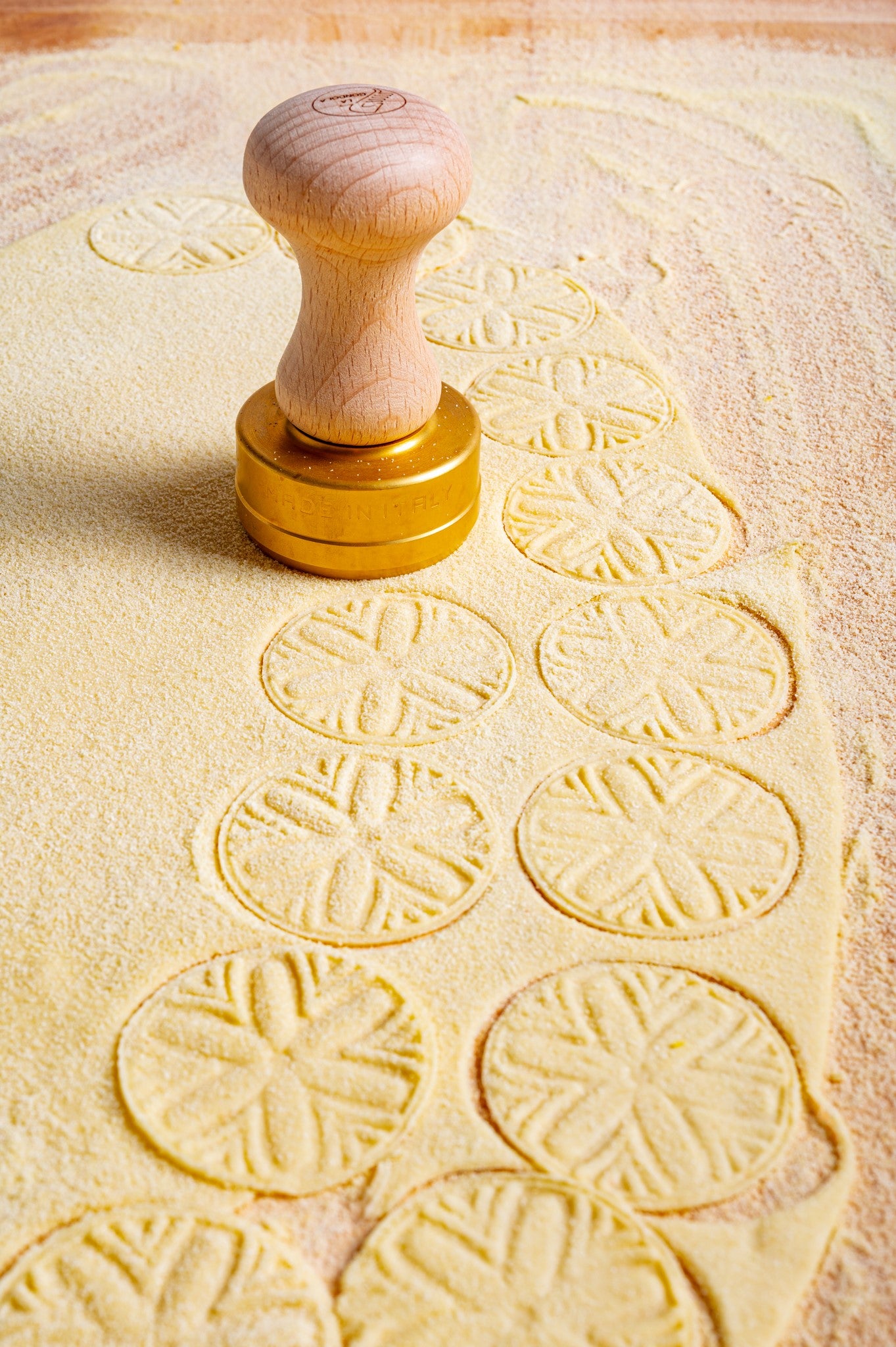 Professional Ravioli & Tortelli Round Stamp in Brass and Natural wood.