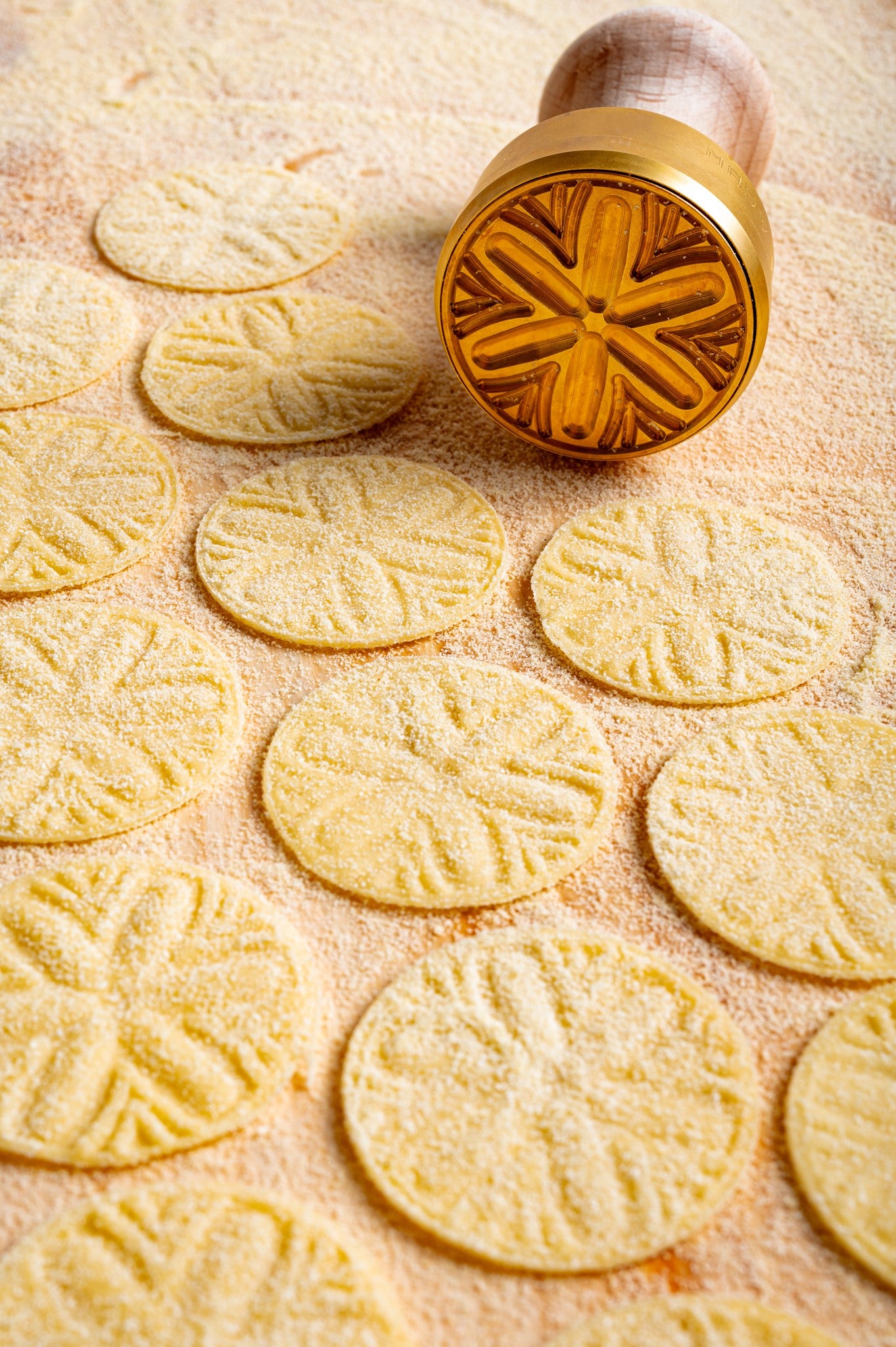 Professional Ravioli & Tortelli Round Stamp in Brass and Natural wood.
