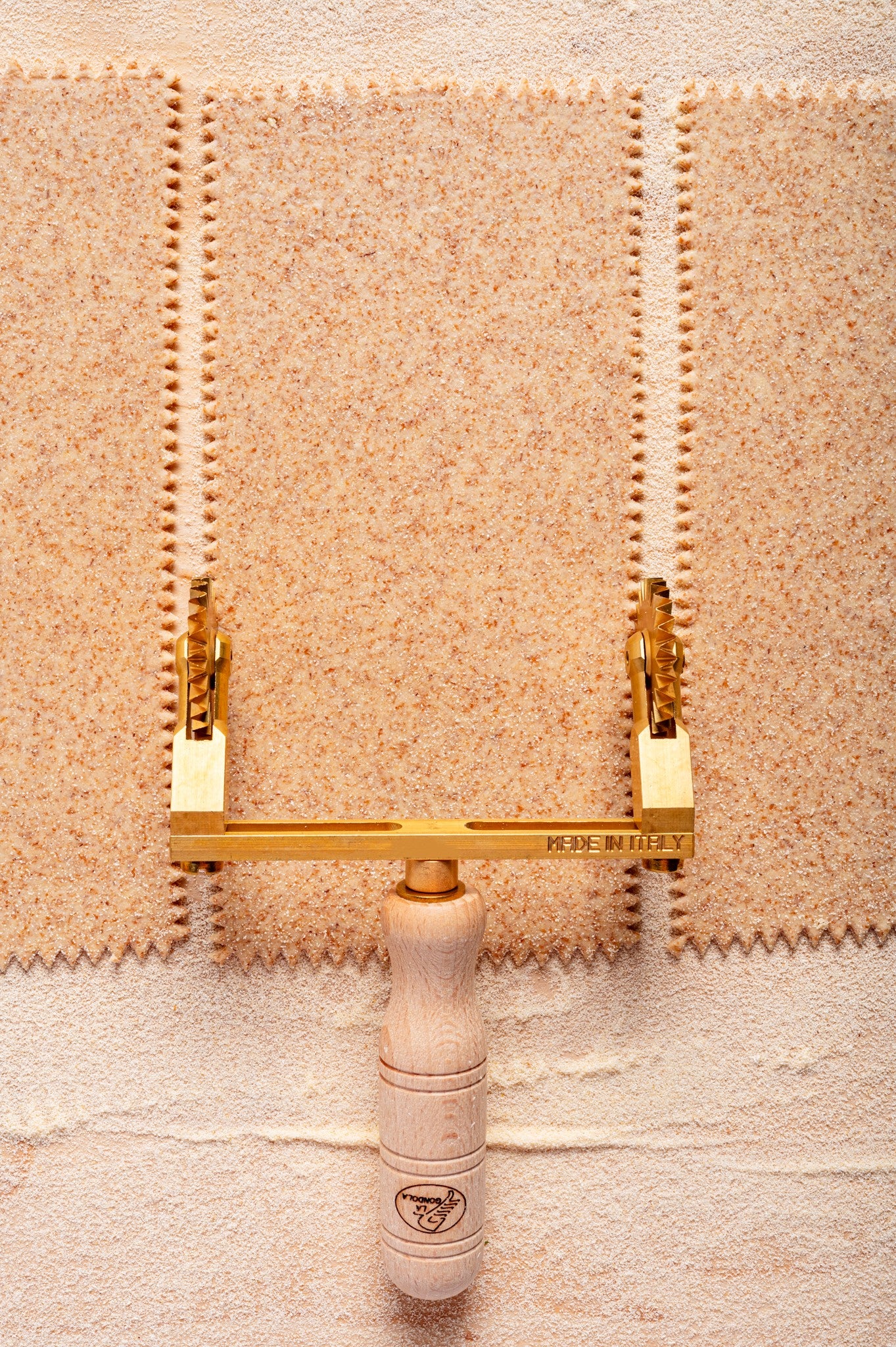 adiustable pasta and ravioli cutter fluted wheel