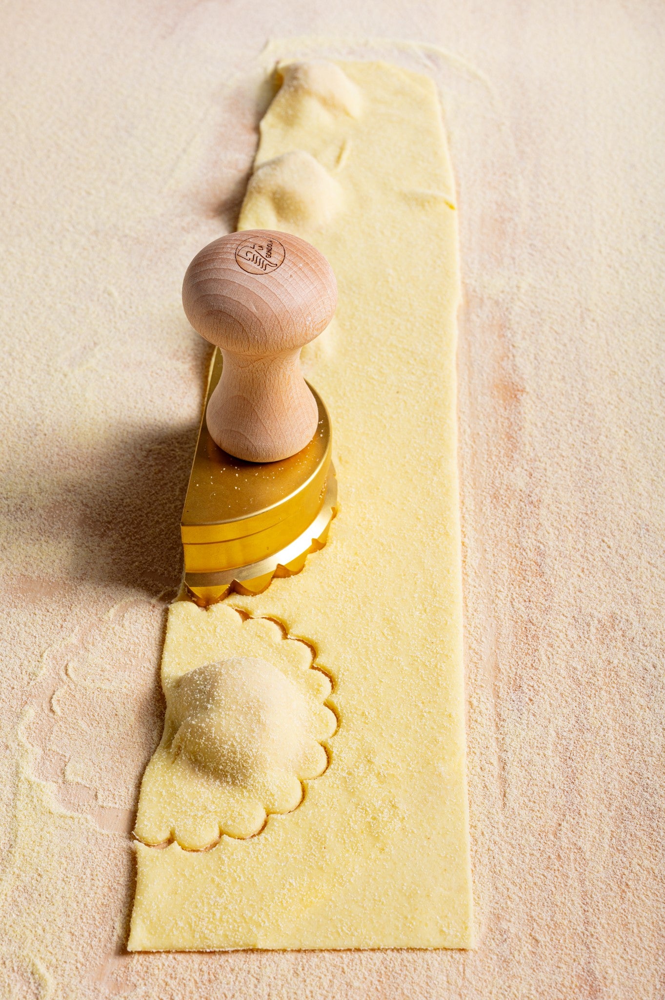 Sello Profesional de Raviolis y Pasta MEZZALUNA en Latón y Madera Natural - SARA