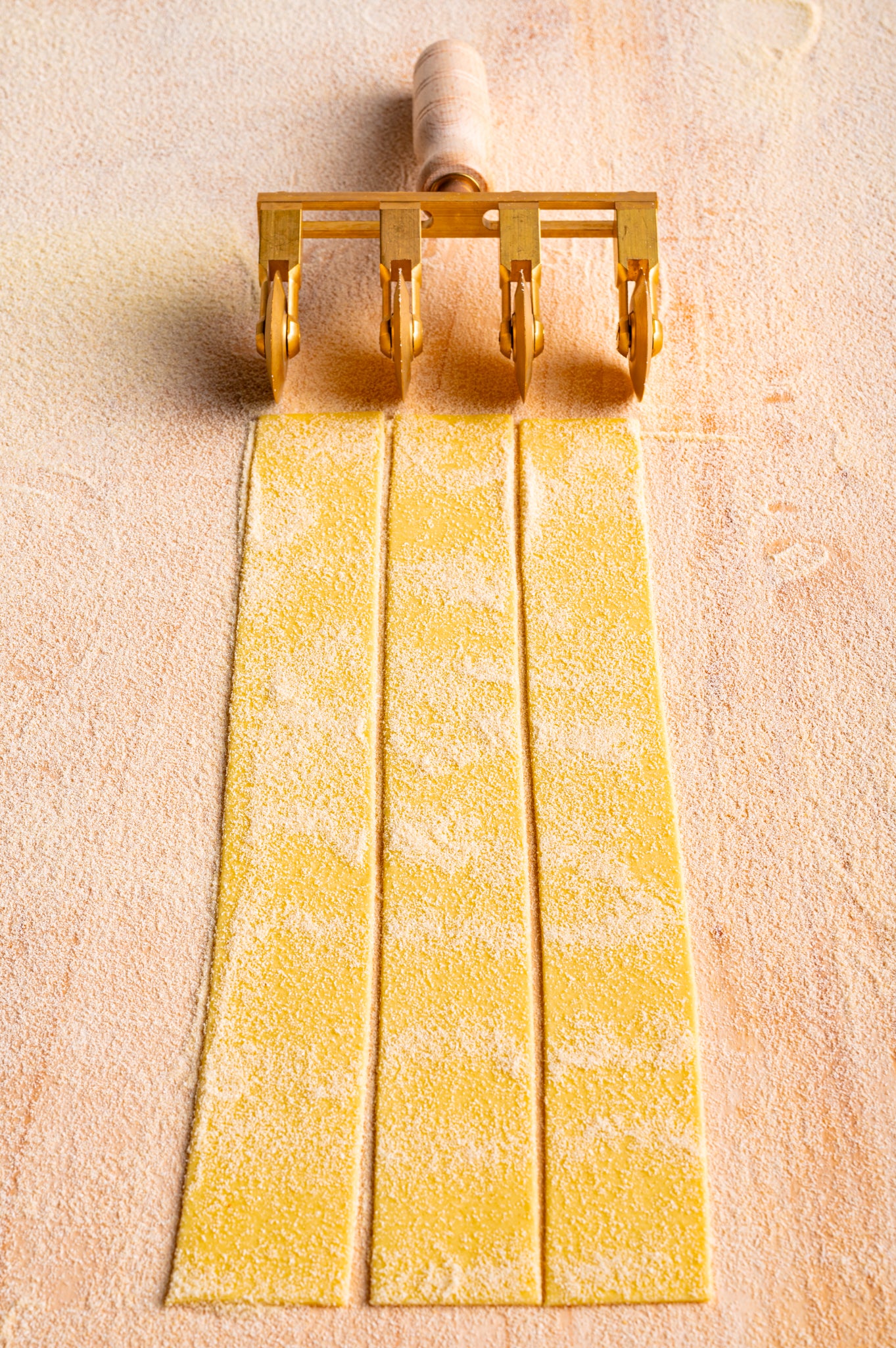 Professional Adjustable Pasta Cutter with 4 Smooth Wheels in Durable Brass and Natural Wood - SANTE