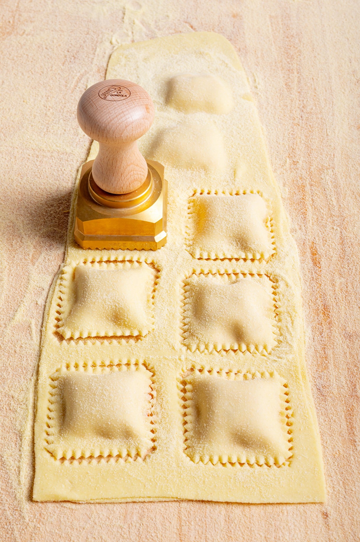 Professioneller Ravioli- und Pastastempel QUADRATISCH (60x60) aus Messing und Naturholz - NINA