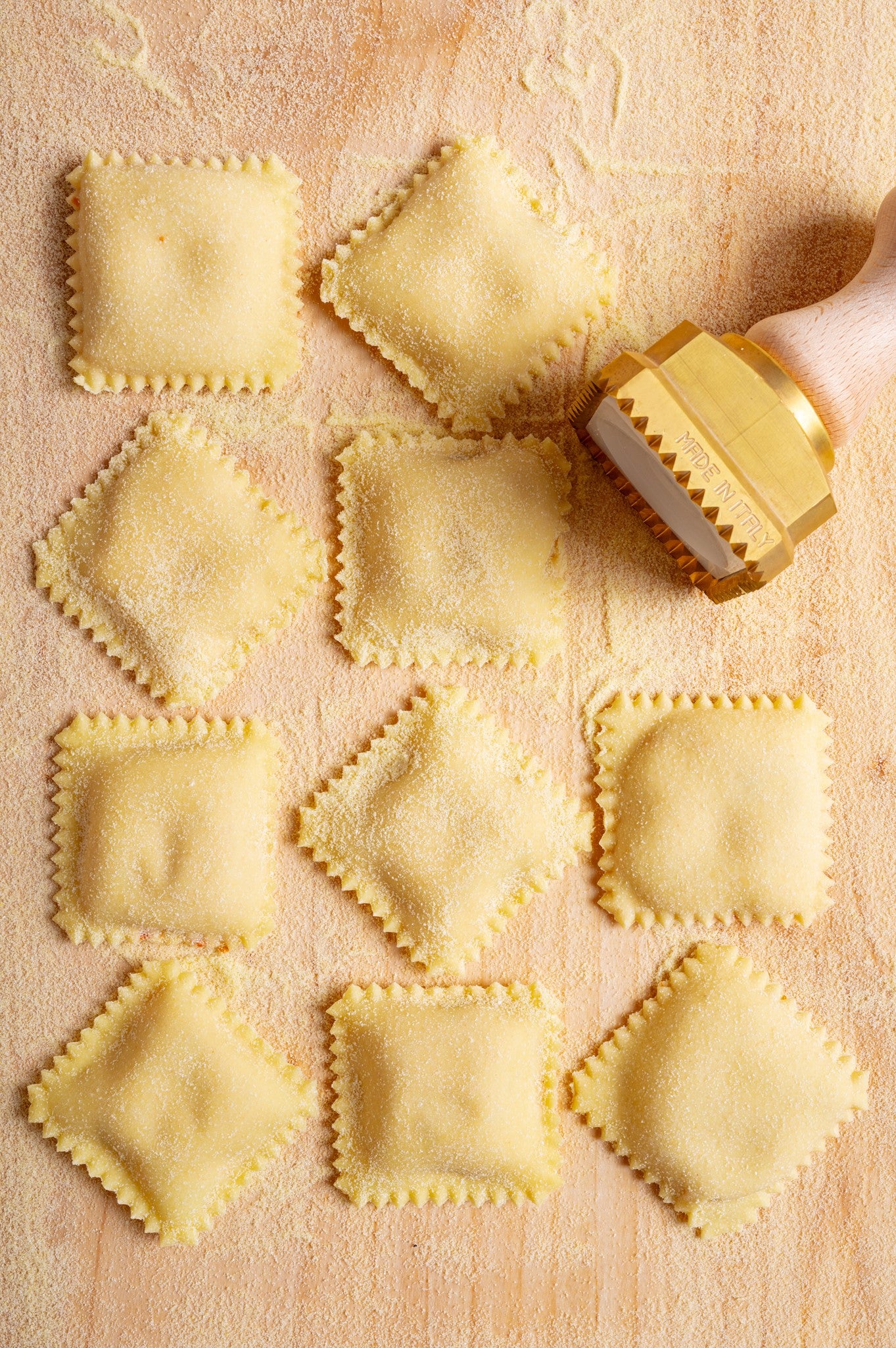 Professioneller Ravioli- und Pastastempel QUADRATISCH (60x60) aus Messing und Naturholz - NINA