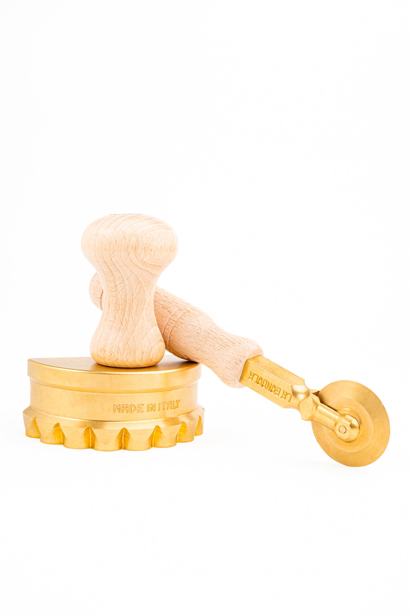 La Gondola Professional Bundle: Mezzaluna Stamp and Pasta Cutter Wheel Smooth in Brass and Natural Wood - NILLA