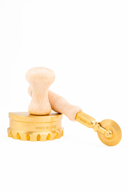 La Gondola Professional Bundle: Mezzaluna Stamp and Pasta Cutter Wheel Smooth in Brass and Natural Wood - NILLA