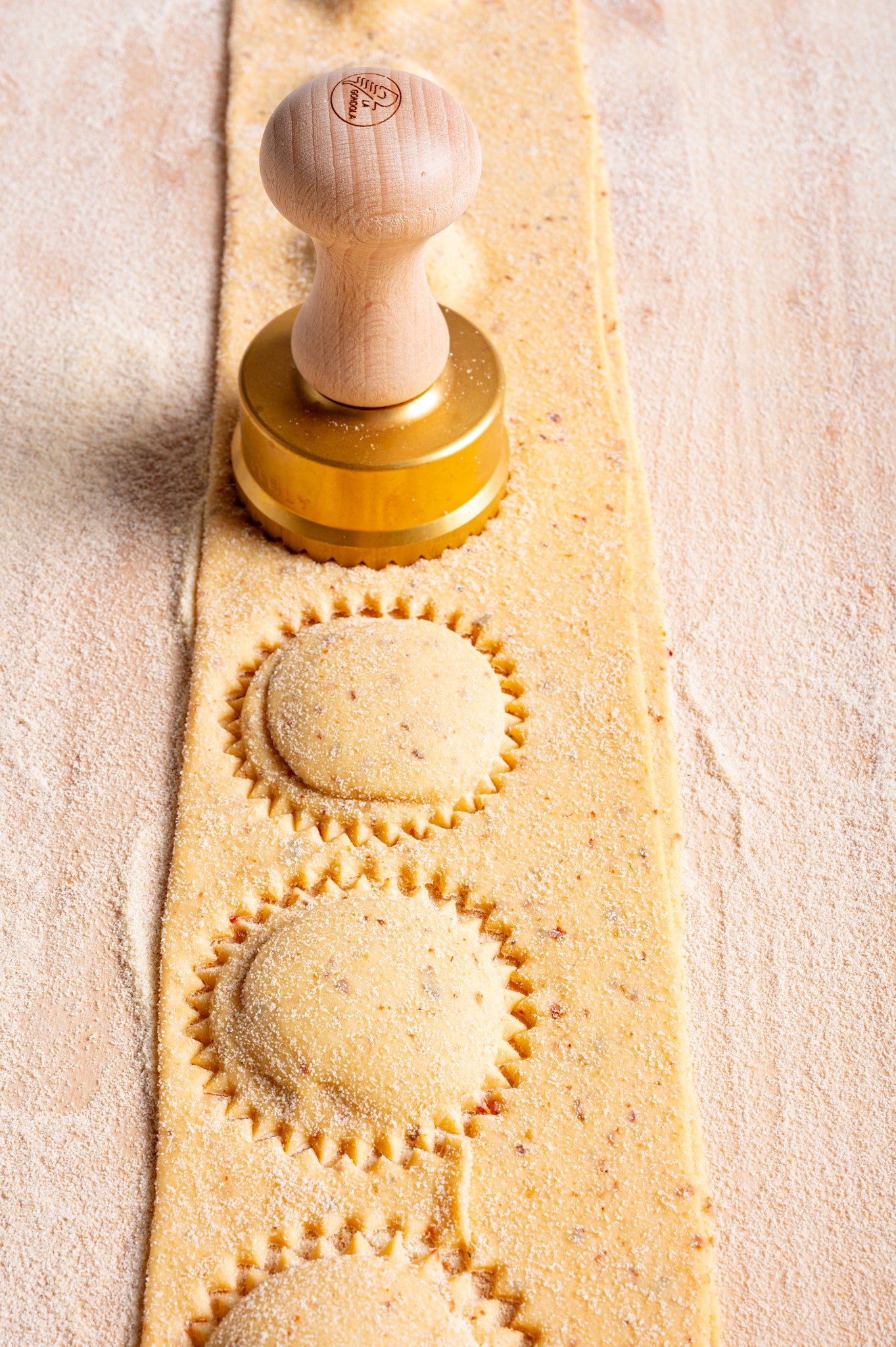 Raviolis stamp in shell shape made of brass offers - 65 mm